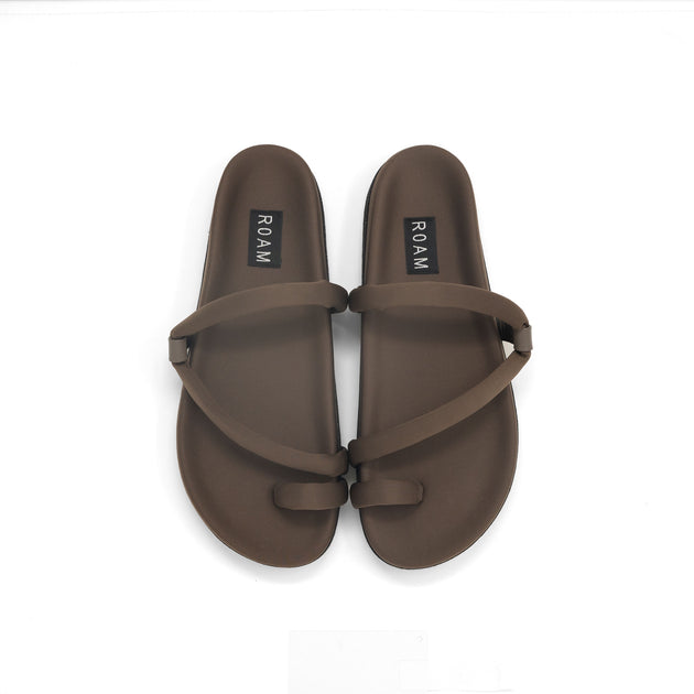 SPUR ◆ Roa Wrinkle & Softly Flatform Sandal AZALEA WANG ARROW EMBELLISHED FLATFORM SANDAL IN SILVER – AKIRA
